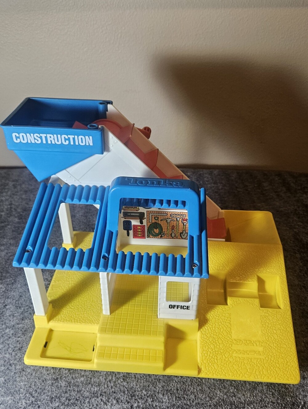 Tonka Blue and Yellow Construction Playset Building with working conveyor